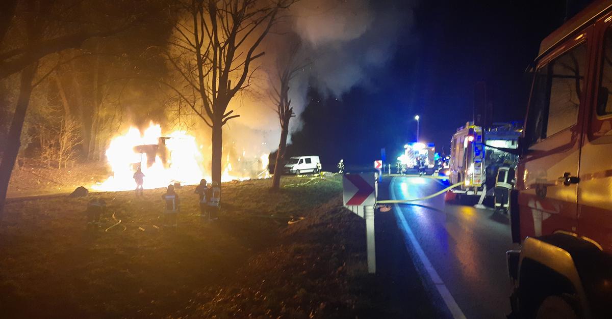 Bad Camberg Lkw brennt Fahrer rettet sich in Unterwäsche