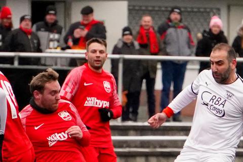 Eintracht Kapitän Ramazan Karahan (r.) kann seinen Pass spielen, Luca Leib von der SG Hohenahr kommt zu spät.