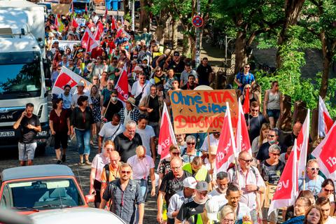 Streik am UKGM in Marburg im August: Beschäftigte bangen um ihren Arbeitsplatz. Für den heutigen Donnerstag ist erneut eine Kundgebung geplant.