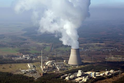 Das Kernkraftwerk Emsland in Lingen, Niedersachsen. Wird es zum Jahresende abgeschaltet?  Foto: dpa