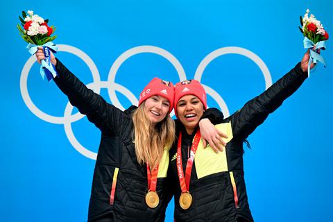 Am Ziel ihrer Träume: Die Oberndorferin Deborah Levi (r.) strahlt auf dem Olympischen Siegerpodest mit ihrer Bobpilotin und besten Freundin Laura Nolte um die Wette. Nun startet das Gold-Duo in die neue Saison. Foto: dpa 