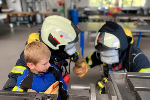 Das angenommene Szenario: Bei dem Brand werden fünf Mitarbeiter vermisst. Dargestellt werden sie von Mitgliedern der Minifeuerwehr Rechtenbach. Den Atemschutzgeräteträgern sind dabei die Visiere verklebt, um so auch die fehlende Sicht zu simulieren.  Foto: Feuerwehr Hüttenberg 