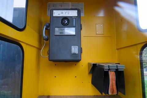 Museumsstück: In wenigen gelben Telefonzellen im Dillgebiet sah es so gepflegt aus wie in dieser, die am Trafohäuschen des Regionalmuseums in Wissenbach steht.
