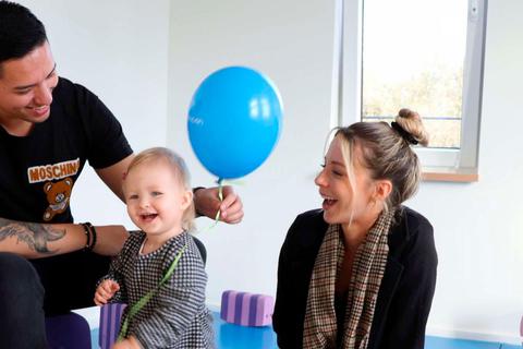 Die 15 Monate alte Hailey, hier mit ihren Eltern Janina Schmidt und Philipp Kempe, besucht seit wenigen Wochen die Kinderkrippe der neuen Kita "Weilwichtel".  Foto: Dorothee Henche 