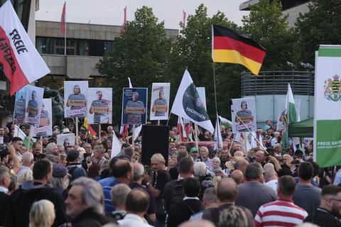 In Leipzig haben am Montag mehrere 1000 Menschen auf unterschiedlichen Kundgebungen gegen die Energie- und Sozialpolitik der Bundesregierung demonstriert. Aufgerufen hatte auch die rechtsextreme Splitterpartei „Freie Sachsen“ (im Bild).             Foto: epd
