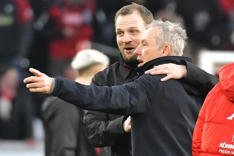 05-Trainer Bo Svensson (links) und der Freiburger Coach Christian Streich nach der Punkteteilung.  Foto: Blatterspiel