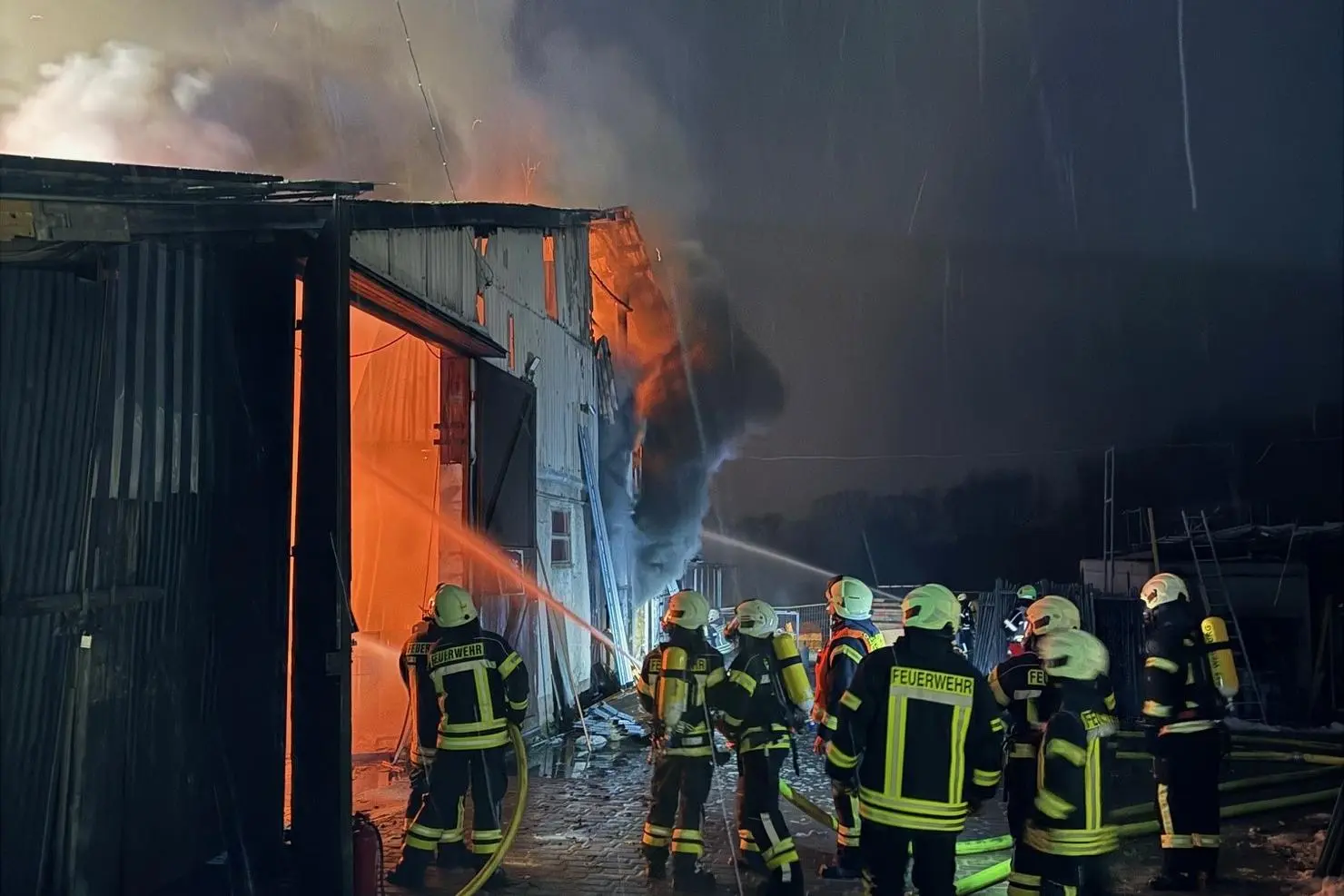 Die Einsatzkräfte aus Waldhausen, der Kernstadt und umliegenden Ortschaften verhinderten, dass das Feuer auf das Wohngebäude übergriff. © Johannes Hanisch