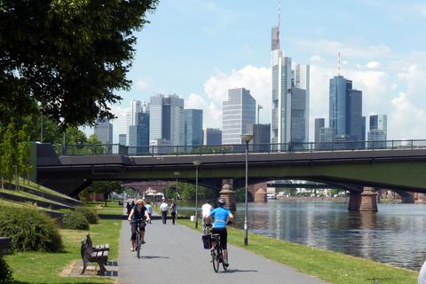 Am Frankfurter Mainufer funktioniert die Trennung von Rad- und Fußverkehr einerseits und Autoverkehr andererseits. Vielerorts gibt es aber Probleme.