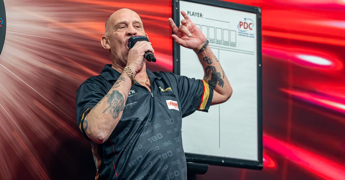 Darts-Legende-Russ-Bray-dankt-in-Wetzlar-deutschen-Fans