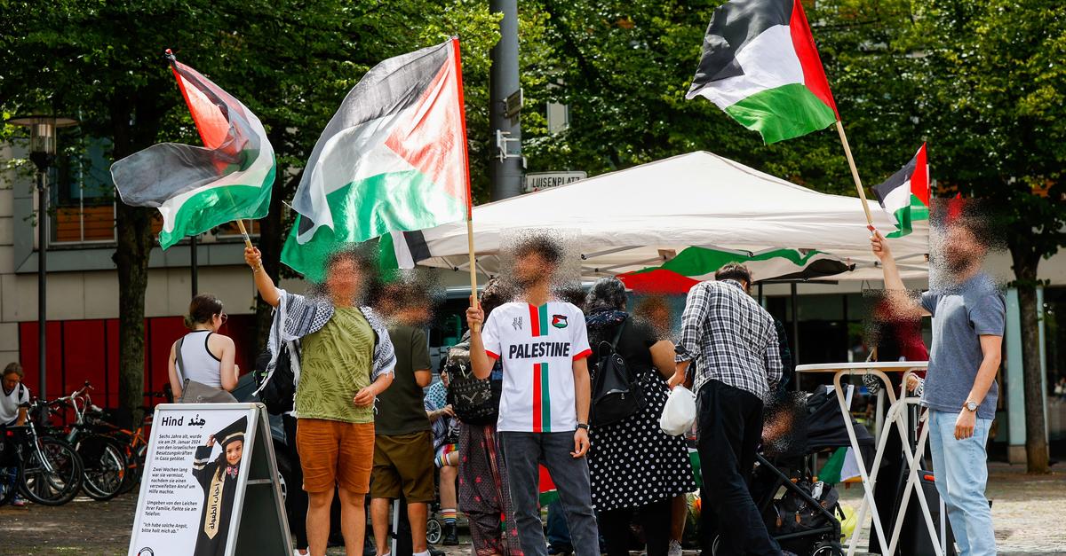 Pal-stina-Aktivistin-filmt-sich-mit-Waffe-an-Uni-Darmstadt