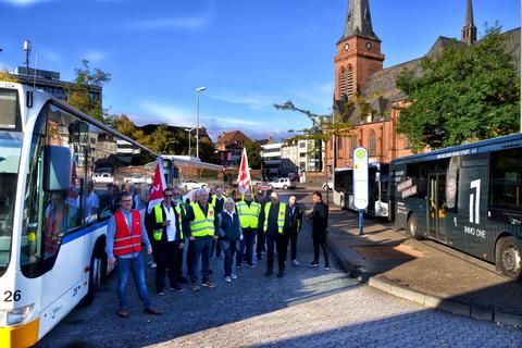 Streikende Busfahrer am Bad Kreuznacher Bahnhof. Foto: Heidi Sturm