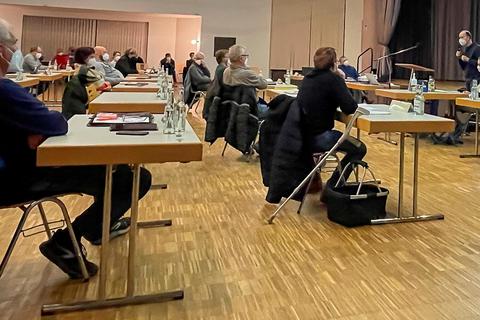 Gespannt verfolgen die Hüttenberger Gemeindevertreter die Ausführungen von Mathias Wolf (Planungsbüro Fischer) zum Entwurf des Regionalplans.