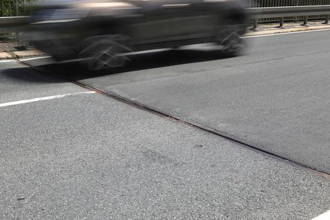 An dieser Brücke ist unter anderem diese Dehnungsfuge kaputt. Sie sorgt für Ausgleich, wenn sich das Bauwerk bei Hitze dehnt oder bei Kälte zusammenzieht.