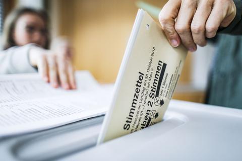 Stimme abgeben: Eine Wählerin wirft ihren Stimmzettel für die Landtagswahl in Hessen in die Wahlurne.