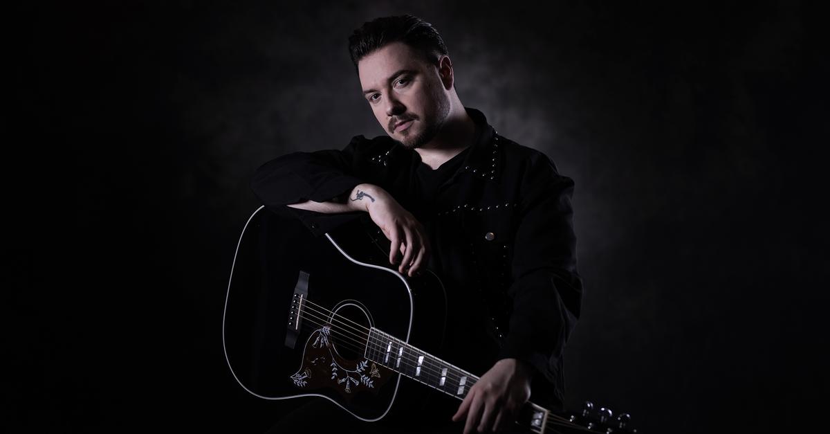 Kevin Löhr bringt zwei Musikikonen in Wetzlar auf die Bühne