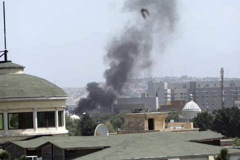 Neben der US-Botschaft in Kabul steigt Rauch auf. Taliban-Kämpfer sind am Sonntag in die Außenbezirke der afghanischen Hauptstadt eingedrungen und haben das Land weiter unter ihre Kontrolle gebracht, während in Panik geratene Mitarbeiter aus Regierungsbüros flohen und Hubschrauber in der Botschaft landeten. Foto: dpa