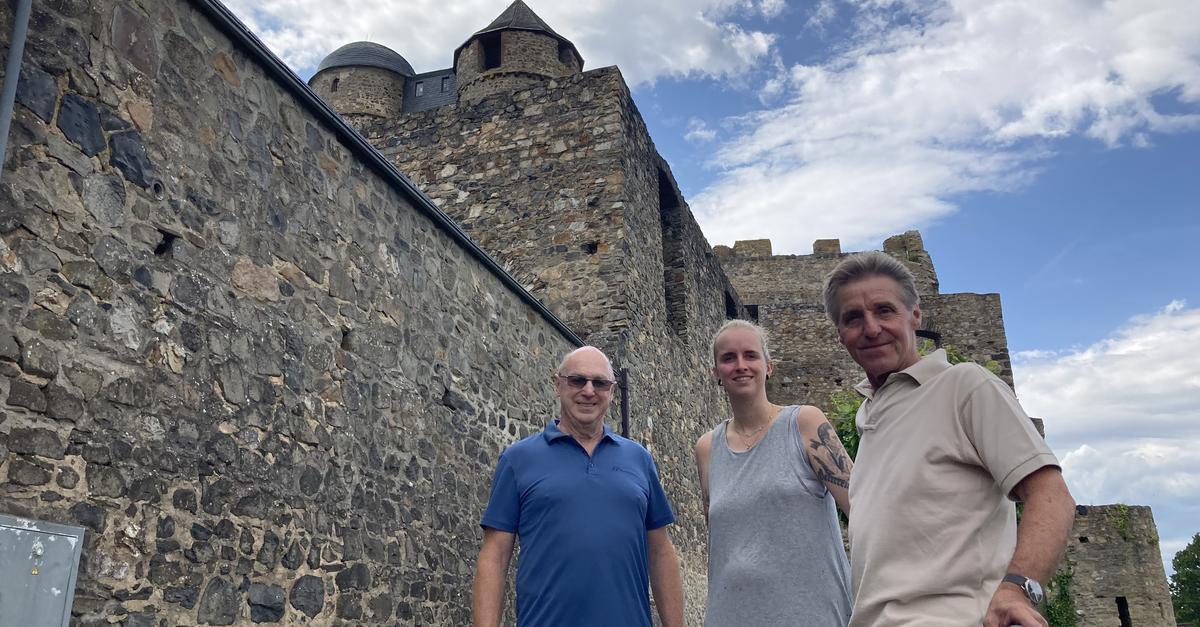 Markt-lockt-in-die-historischen-Mauern-der-Burg-Greifenstein