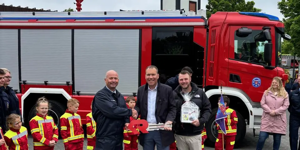 Bürgermeister Daniel Rühl (Mitte) übergibt gemeinsam mit Vivian Beck (rechts, Sachbearbeiter Feuerwehr der Stadt Bad Camberg) den symbolischen Schlüssel für das neue TLF 4000 an Wehrführer Alexander Rembser (links).     Foto: Stadt Bad Camberg