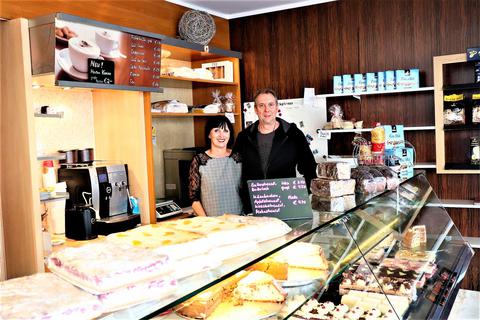 Dieser Anblick bietet sich am 24. Dezember ein letztes Mal: Simone und Andreas Weller hinter der Theke ihrer Bäckerei. Foto: Schäfer 