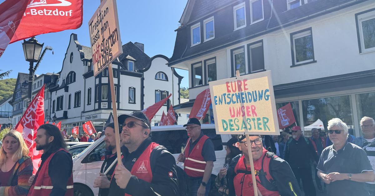 Kundgebung von IG Metall und DGB und Wochenmarkt laufen am Freitag in ...