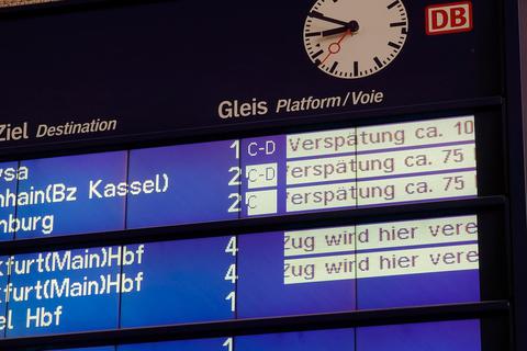Pendler-Alltag: Die Abfahrtstafel am Gießener Bahnhof zeigt Verspätungen in fast alle Richtungen an (Symbolfoto).