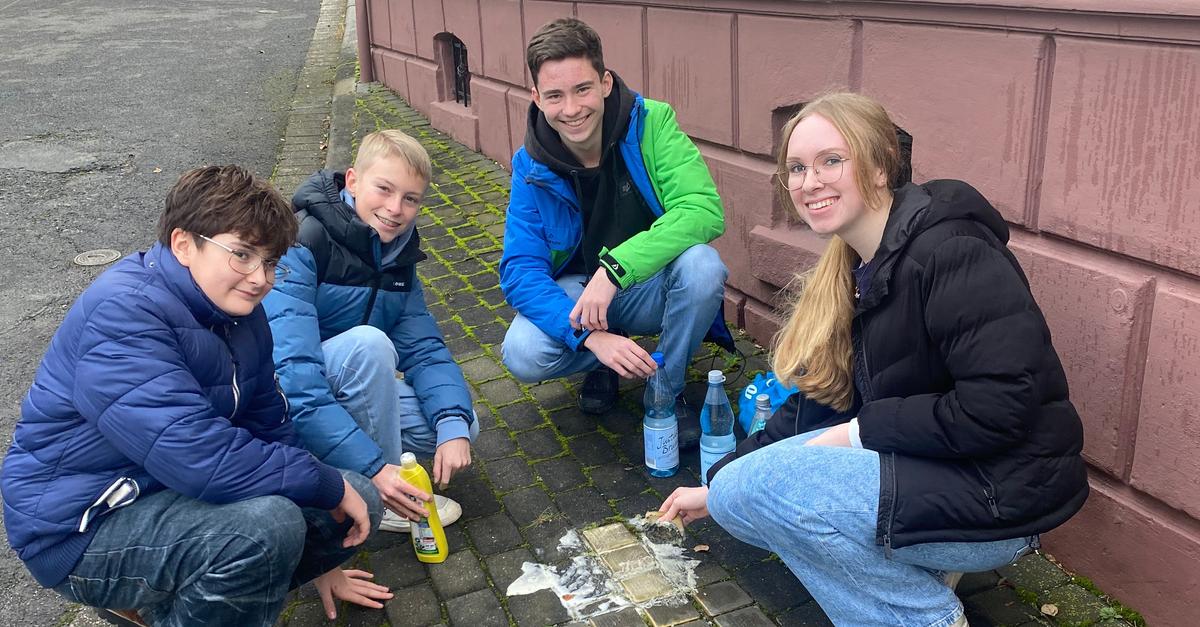 H-nfeldener-Sch-ler-s-ubern-Stolpersteine