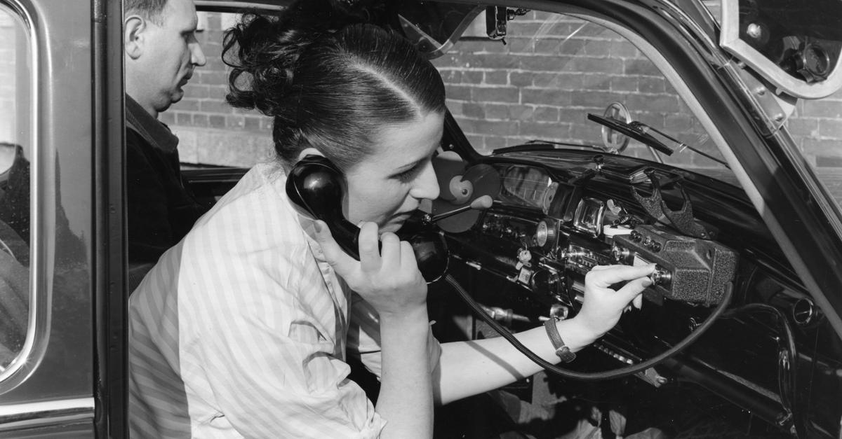 Vom-Klotz-zum-Smartphone-Historie-des-Handys-ausgestellt