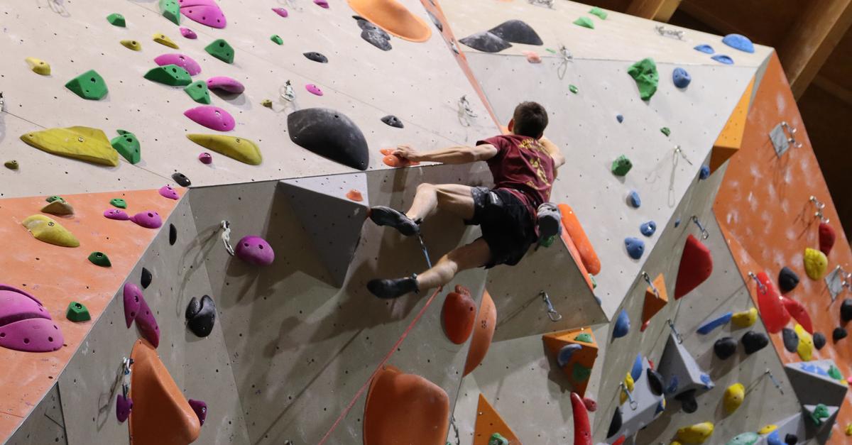 30-Minuten-Wetzlar-Feierabendbetrieb-in-der-Kletterhalle