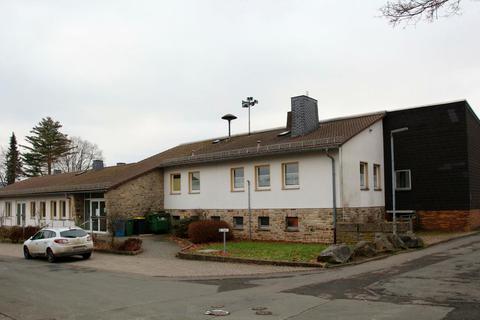 Das marode Dorfgemeinschaftshaus von Hommertshausen wird zum Teil abgerissen und neu gebaut. Auch die Ortsrufanlage auf dem Dach soll ersetzt werden.