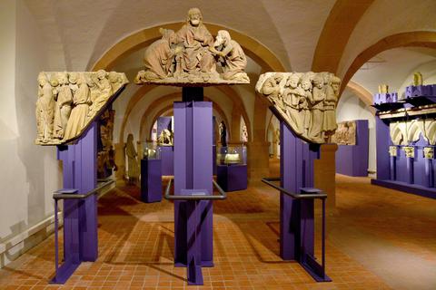„Die Macht der Mainzer Erzbischöfe – Von Bonifatius bis zum Naumburger Meister“ lautet der Titel der opulenten Schau in der hochmittelalterlichen Gewölbehalle. Sie flankiert die aktuelle Ausstellung „Säulen der Macht“ im Landesmuseum. Foto: hbz//Kristina Schäfer