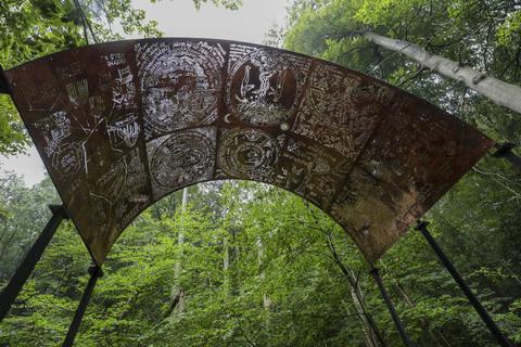 Barbara Beisinghoffs Plastik „Wald Canopy“ ist eine 15 Arbeiten des Darmstädter „Waldkunstpfad“-Ausstellung. Foto: Guido Schiek
