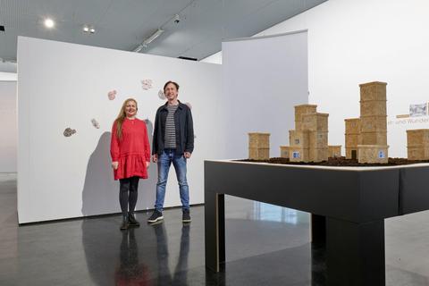 Die britischen Künstler Anna Dumtrio und Alex May bei der Ausstellungseröffnung im Kunsthaus. Foto: Kulturamt Wiesbaden