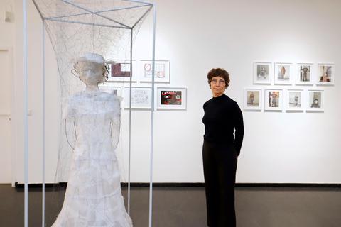 Zoya Sadri mit ihrer Skulptur "Madame": Die Künstlerin hat mit Schülern der Kästner-Schule zu Eröffnungsausstellung im  Studio West der Kunsthalle Darmstadt beigetragen. Foto: Andreas Kelm 