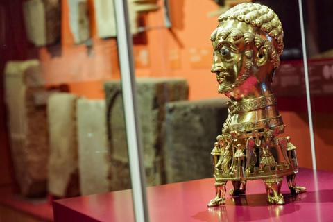 Ein vergoldeter Kopf, der den Stauferkaiser Friedrich Barbarossa (geboren um 1122; gestorben am 10. Juni 1190) darstellt, steht in der Ausstellung „Die Kaiser und die Säulen ihrer Macht“. Foto: Sascha Kopp