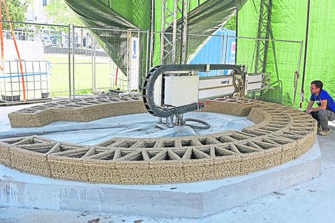 In Wiesbaden überwacht Architekt Massimo Visonà den 3D-Druck von Alison Knowles Lehmskulptur „The House of Dust“. Eine weitere Arbeit von „tinyBE“ ist in Darmstadt geplant. Zentrum der Schau ist der Frankfurter Metzlerpark am Museumsufer. Foto: René Vigneron