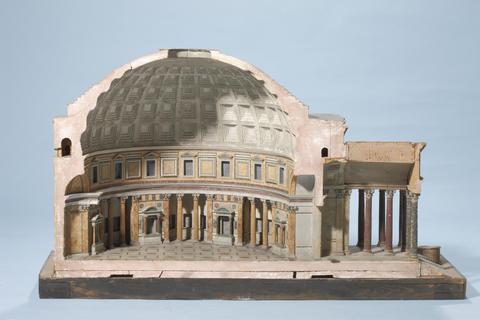 Antonio Chigis barockes Korkmodell des Pantheons im Darmstädter Landesmuseum ist aufklappbar: Man sieht Inneres wie Äußeres des altrömischen Prachtbaus. Foto: Wolfgang Fuhrmannek, HLMD