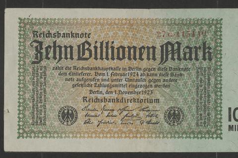 10 Billionen Mark war diese Banknote vom 1. November 1923 wert - heute wäre eine vergleichbare Summe ein enormes Vermögen. Damals, kurz vor der Einführung der Rentenmark, hatte sie einen Gegenwert von zwei bis drei Dollar.