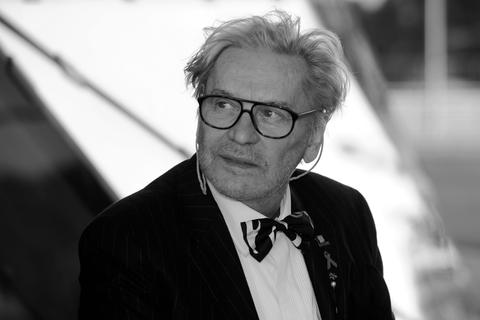 ARCHIV - Schauspieler Helmut Berger bei einer Preisverleihung im Jahr 2013. Foto: Tobias Hase/dpa