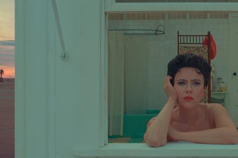 Scarlett Johansson in einer Szene aus Wes Andersons Film "Asteroid City".