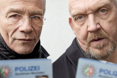 Hier ist die Polizei: Max Ballauf (Klaus J. Behrendt, l.) und Freddy Schenk (Dietmar B&auml;r) haben Fragen.&nbsp; Foto: WDR/Martin Valentin Menke