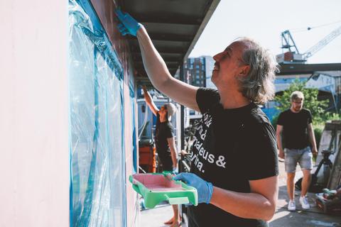 Der Musiker Olli Schulz bei Streicharbeiten auf dem ehemaligen Hausboot von Gunter Gabriel. Foto: Brian Jakubowski/Netflix