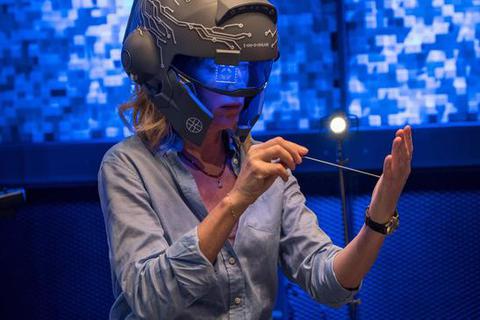 Lindholm (Maria Furtwängler) testet einen neuartigen Schutzhelm. Foto: NDR/Manju Sawhney