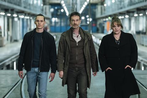 Pawlak (Rick Okon, l.), Faber (Jörg Hartmann) und Herzog (Stefanie Reinsperger) ermitteln in einem Mordfall.
