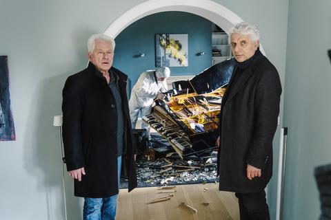 Batic (Miroslav Nemec, l.) und Leitmayr (Udo Wachtveitl) fragen sich, wer den Flügel zerstört haben könnte. Foto: BR/NEUESUPER GmbH/Hendrik Heiden