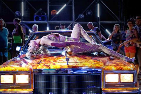 Lust auf Lack und Chrom: Garance Marillier als Tänzerin Justine im Film „Titane“, der überraschend die Goldene Palme des Festivals von Cannes erhielt. Foto: Koch Films