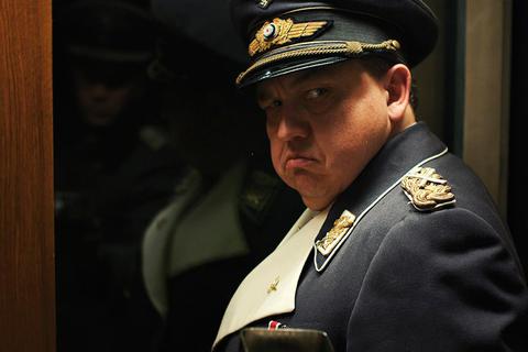 Guckt finster: Oliver Kalkofe gibt im Kinofilm "Sky Sharks" den Reichsmarschall Hermann Göring.  Foto: MFA 