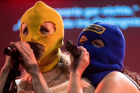 Maria Aljochina und Olga Borisova von der Punkgruppe „Pussy Riot” bei einem Konzert in Stuttgart. In einem Interview mit der Deutschen Welle erhebt Aljochina schwere Vorwürfe gegen das Staatstheater Wiesbaden.