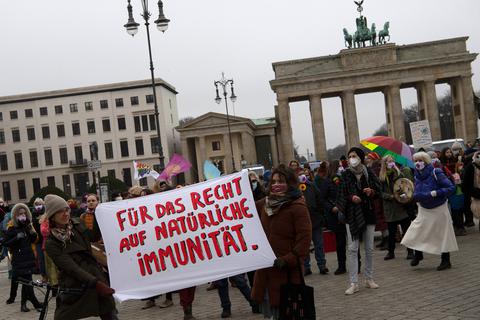 Viele Esoterik-Anhänger sind während der Corona-Pandemie als Impfgegner aufgetreten – wie diese Teilnehmer am „Multikulturellen Frauenmarsch” 2021 in Berlin. Bei mehreren Querdenker-Demos protestierten Esoterik-Gläubige Seite an Seite mit Rechten.