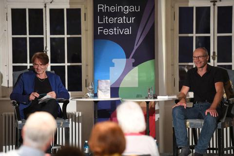 Temporäre Wasserknappheit wird zum großen Thema: Autor John von Düffel (rechts) mit Moderator Martin Maria Schwarz im Laiendormitorium von Kloster Eberbach. Foto: Ansgar Klostermann