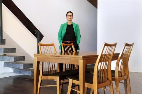 Der Tisch verändert den Raum, der Raum verändert die Wahrnehmung des Tisches: Inna Wöllert, die als Künstlerin unter dem Namen Karwath+Todisko arbeitet, in ihrer Installation im Atelierhaus LEW1. Foto: Andreas Kelm